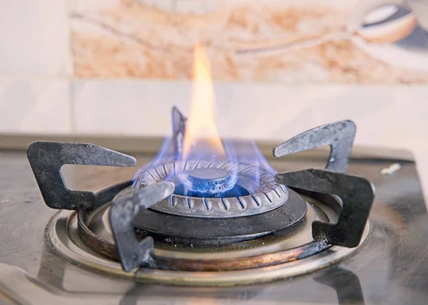 Tiro Ângulo Alto Das Chamas Fogo Fogão Metal Uma Cozinha — Fotografia de Stock