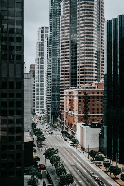 背の高い建物の間の道路の垂直ショット — ストック写真