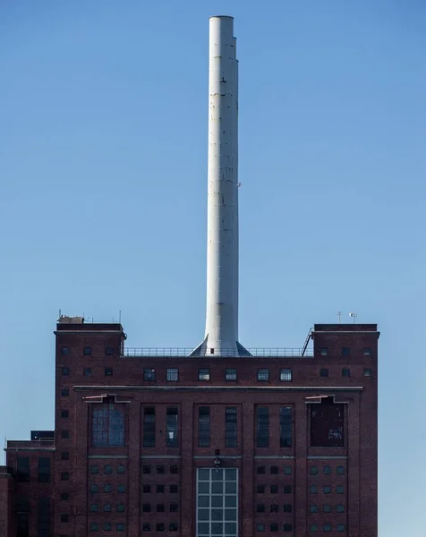 Eski Bir Fabrikanın Yüksek Beyaz Bacasının Dikey Görüntüsü — Stok fotoğraf