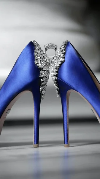 Mavi Topukların Arasına Yerleştirilmiş Bulanık Bir Yüzüğün Dikey Görüntüsü — Stok fotoğraf