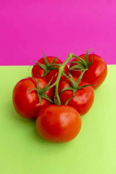 Tiro Close Vertical Tomates Cereja Fundo Rosa Verde — Fotografia de Stock