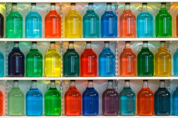 Gros Plan Bouteilles Remplies Liquides Colorés Sur Les Étagères — Photo