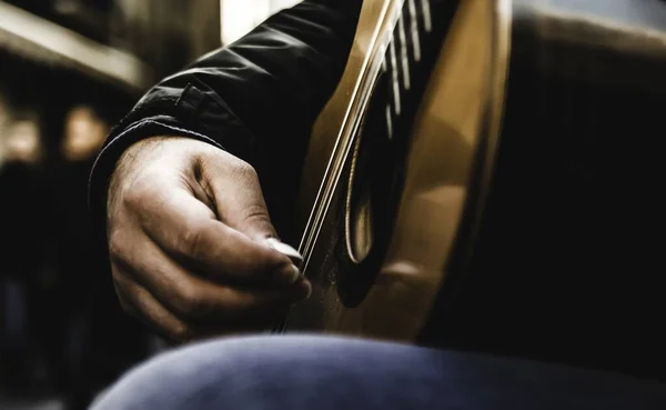 Zbliżenie Samca Grającego Gitarze — Zdjęcie stockowe