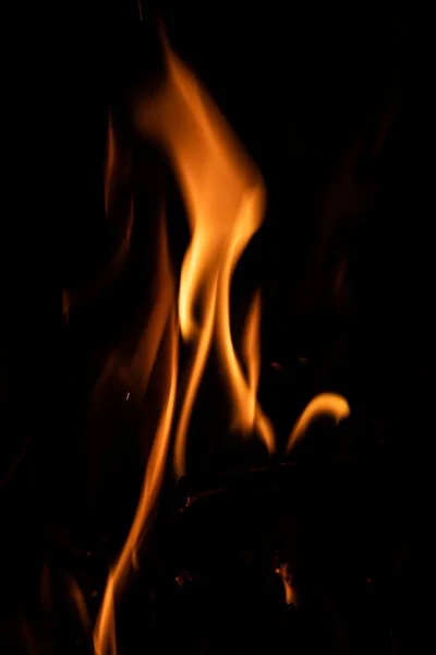 Plan Vertical Une Flamme Brûlante Avec Fond Noir — Photo
