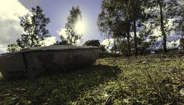 Una Bella Foto Una Vecchia Barca Arrugginita Mezzo Campo Combinata — Foto Stock