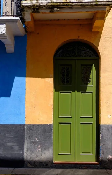 Une Image Verticale Une Porte Verte Bâtiment Coloré Avec Balcon — Photo