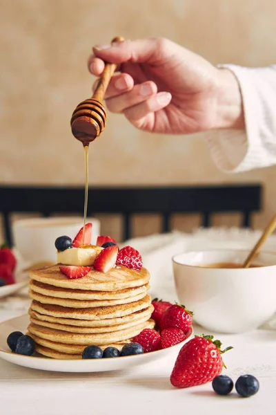 Vertical Shot Person Putting Syrup Vegan Pancakes Fruits — Stock Photo, Image