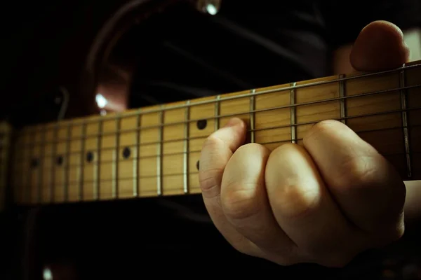 Primer Plano Una Persona Tocando Guitarra Con Mano Las Cuerdas —  Fotos de Stock