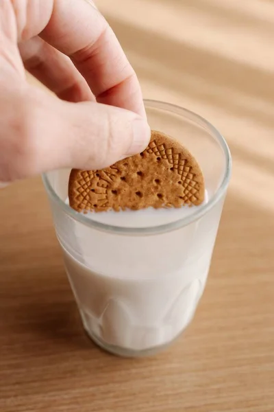 Een Verticale Close Van Een Persoon Die Een Koekje Dompelt — Stockfoto