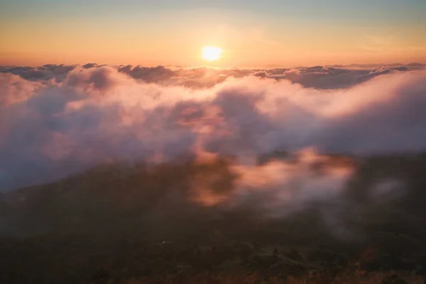 Eine Schöne Aufnahme Von Bergen Unter Einem Bewölkten Himmel Bei — Stockfoto
