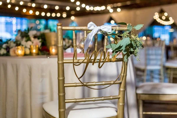 Plano Enfoque Superficial Una Silla Boda Para Novia Decorada Con — Foto de Stock