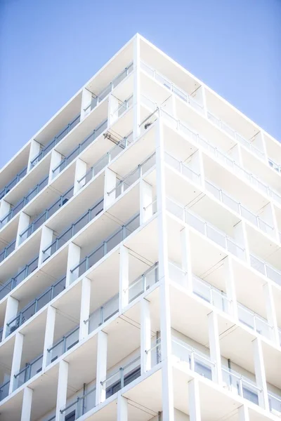 Plano Vertical Bajo Ángulo Moderno Edificio Blanco Aislado Sobre Fondo — Foto de Stock