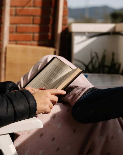 Primer Plano Una Persona Leyendo Libro Con Las Piernas Cruzadas —  Fotos de Stock