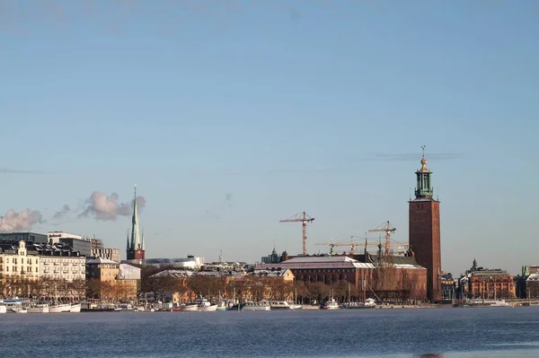 Mar Cercado Por Barcos Edifícios Sob Luz Sol Estocolmo Suécia — Fotografia de Stock