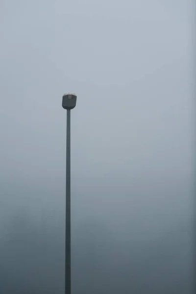 Sebuah Tembakan Vertikal Dari Lampu Jalan Dikelilingi Oleh Kabut — Stok Foto