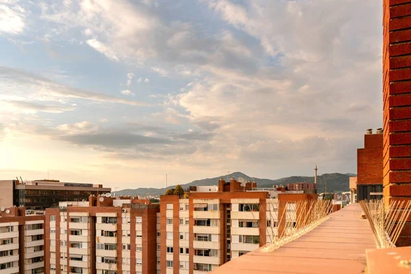 Una Vista Los Edificios Desde Balcón Rodeado Colinas Bajo Luz — Foto de Stock