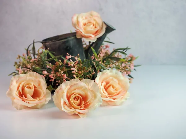 Картина Бледно Розовые Розы Против Винтажного Полива Горшок Окружении Цветов — стоковое фото