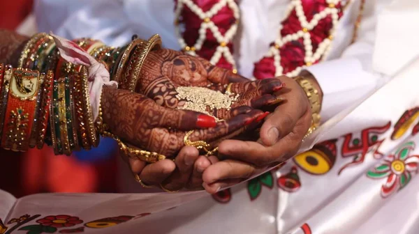 Close Noivo Noiva Mãos Cheias Grãos Sob Luzes Casamento Indiano — Fotografia de Stock