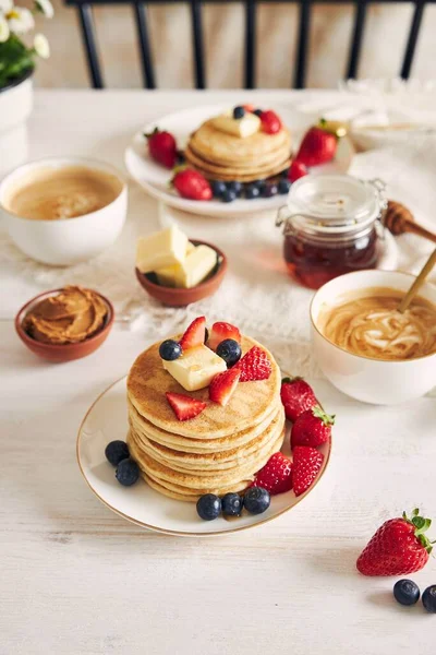 Plan Vertical Crêpes Tofu Végétalien Avec Des Fruits Près Sirop — Photo