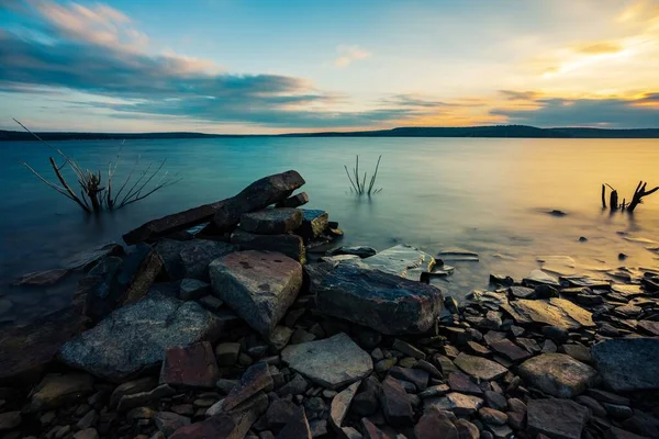 Rochas Corpo Lago Com Belo Cenário Pôr Sol Atrás — Fotografia de Stock