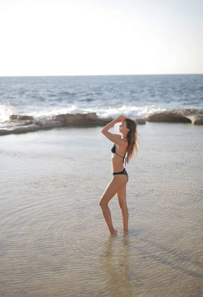 Vertical Shot Young Female Black Bikini Standing Beach — Stock fotografie