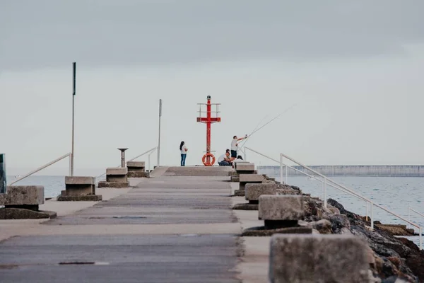 Groupe Personnes Sur Une Jetée Bord Mer Pendant Journée — Photo