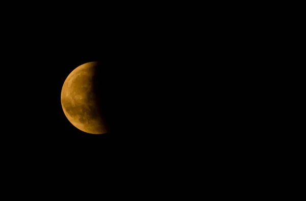 Sebuah Close Seup Dari Setengah Bulan Terhadap Langit Gelap — Stok Foto