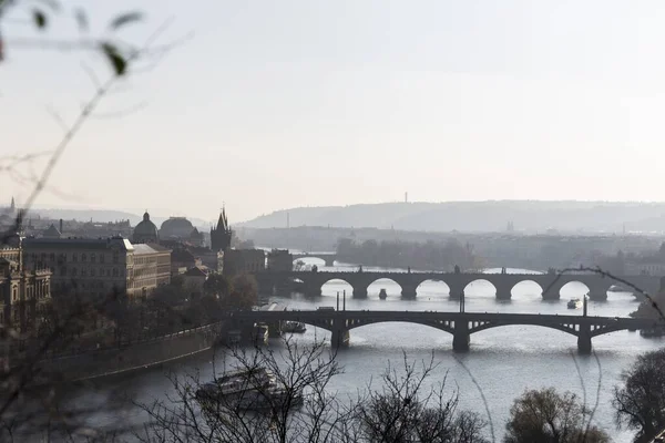 Kamenné Mosty Hlavního Města Prahy Při Západu Slunce Přes Vltavu — Stock fotografie