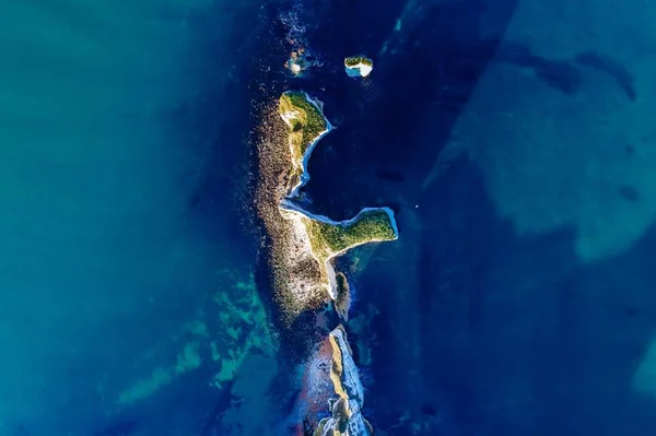 Una Toma Aérea Una Hermosa Isla Rodeada Océano Azul — Foto de Stock