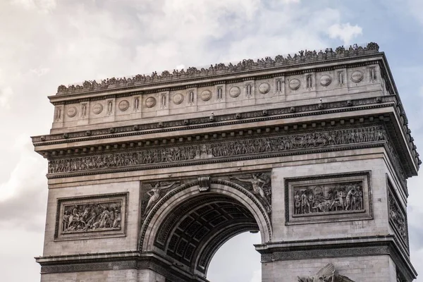 Vacker Närbild Bild Triumfbågen Paris Frankrike Molnig Himmel — Stockfoto