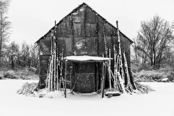 Una Lunga Casa Nativa Americana Coperta Neve Inverno — Foto Stock