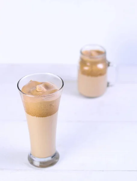 Dua Karamel Smoothie Bersebelahan Satu Sama Lain Pada Latar Belakang — Stok Foto