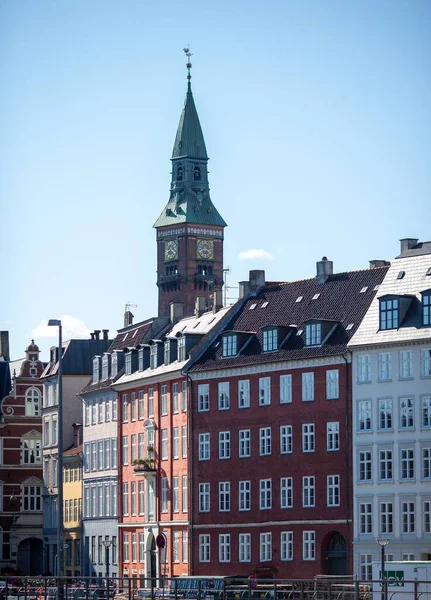 Eine Flache Aufnahme Des Kopenhagener Rathausturms Vor Klarem Himmel — Stockfoto