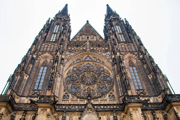 Nízký Úhel Záběru Slavné Metropolitní Katedrály Víta Praze — Stock fotografie