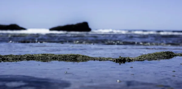 Okyanus Sahilinin Nefes Kesici Manzarası Kısmen Taşlarla Kaplı Okyanus Dalgalarıyla — Stok fotoğraf