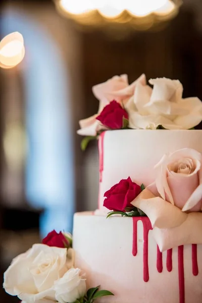 Vertical Shot Two Layered Cake Flower Decorations Blurred Background — Stock Photo, Image