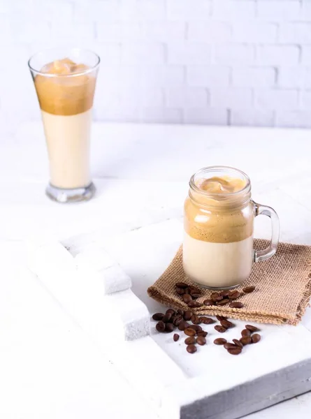 Trago Vertical Batido Caramelo Una Servilleta Marrón Lado Granos Café — Foto de Stock