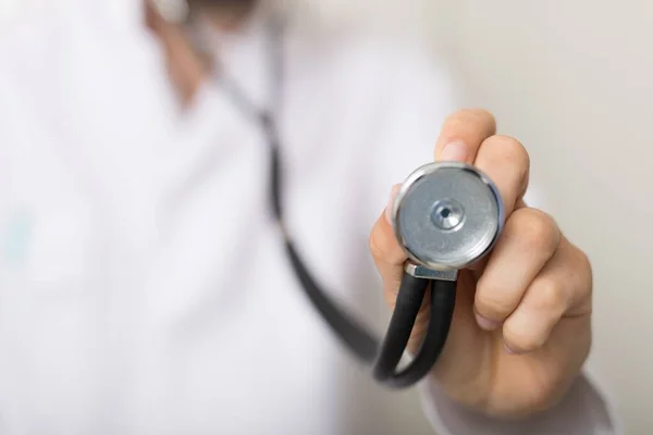 Médico Segurando Estetoscópio Mão Sobre Fundo Branco — Fotografia de Stock