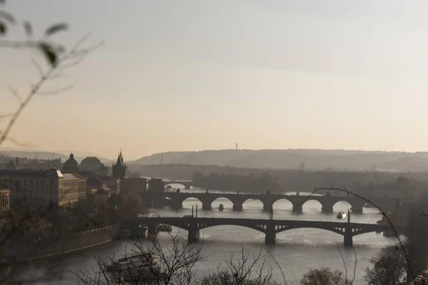Günbatımında Prag Şehrinin Taş Köprüleri Vltava Nehrinden Geçer Soğuk Karanlık — Stok fotoğraf