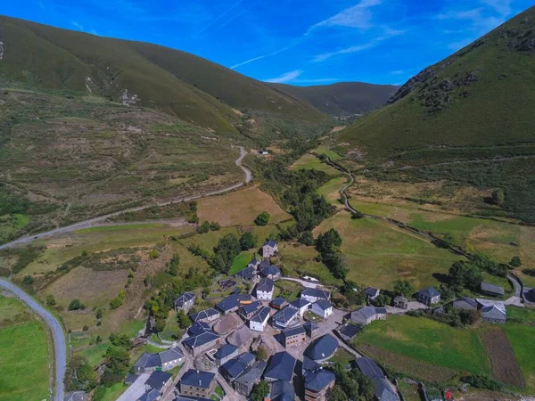 Повітряний Вид Прекрасних Будинках Балута Села Зеленій Долині Леона Іспанія — стокове фото