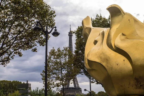 Красивый Снимок Пламени Свободы Париже Фоне Эйфелевой Башни — стоковое фото