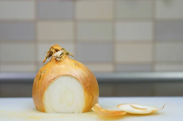 Gros Plan Oignon Coupé Sur Une Surface Blanche Avec Mur — Photo