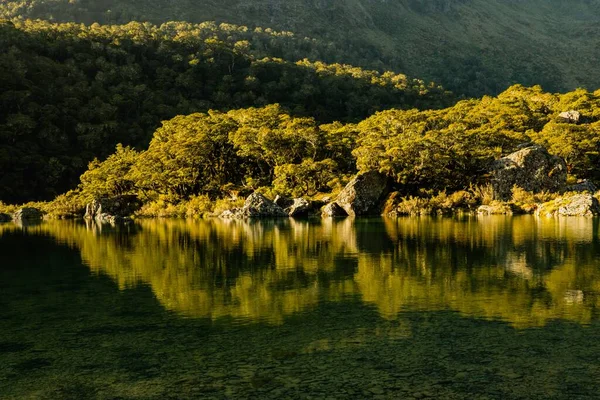 Μια Όμορφη Λίμνη Που Περιβάλλεται Από Βουνά Την Αντανάκλαση Αυτό — Φωτογραφία Αρχείου