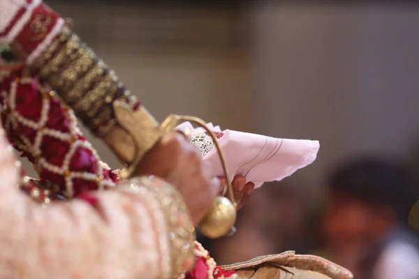 Großaufnahme Eines Bräutigams Mit Einem Schwert Während Einer Indischen Hochzeitszeremonie — Stockfoto