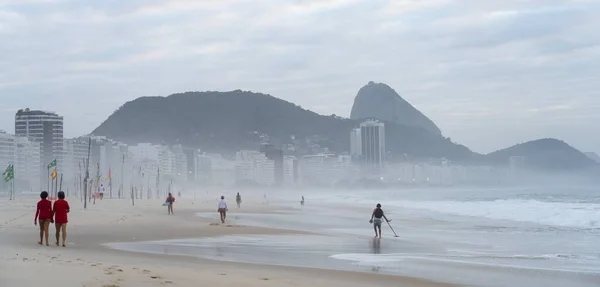 Gente Caminando Por Playa Copacabana Rodeada Niebla —  Fotos de Stock