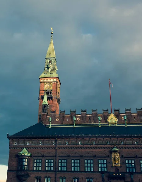 Eine Vertikale Flache Aufnahme Des Kopenhagener Rathausturms — Stockfoto