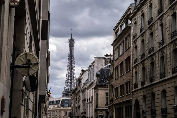 Een Prachtig Uitzicht Parijse Gebouwen Eiffeltoren Achtergrond Onder Een Bewolkte — Stockfoto