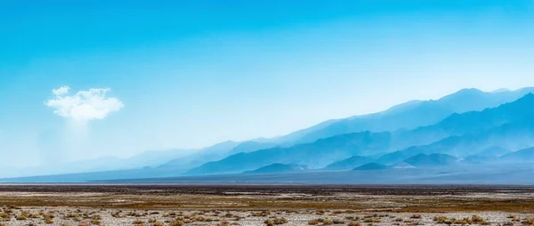 Belo Tiro Campo Aberto Com Altas Montanhas Céu Azul Claro — Fotografia de Stock