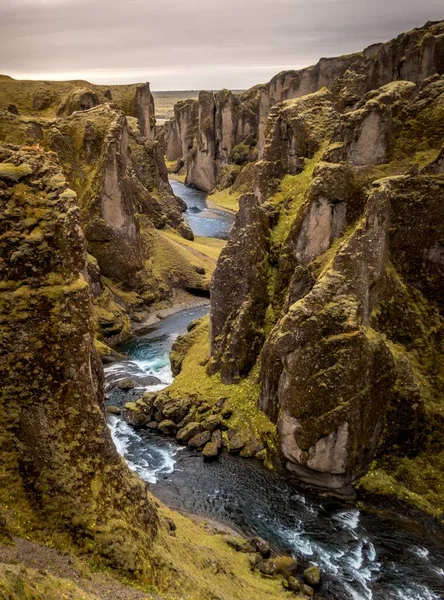 Ένα Κάθετο Πλάνο Του Φαραγγιού Fjardarargljufur Στην Ισλανδία — Φωτογραφία Αρχείου
