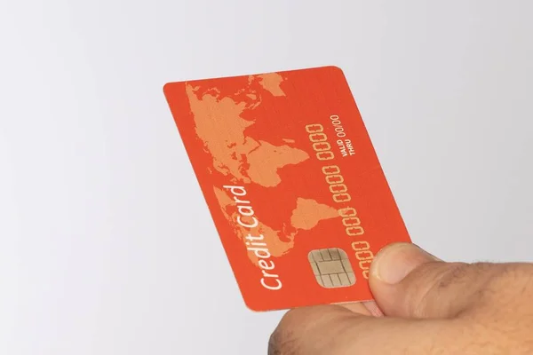 Osoba Posiadająca Czerwoną Kartę Kredytową Białym Tłem — Zdjęcie stockowe